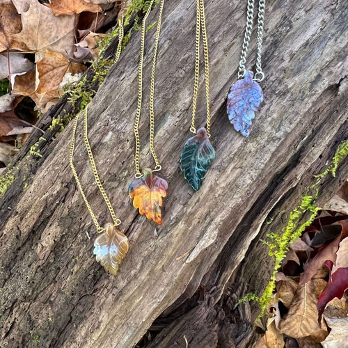 Agate Leaf Necklace This necklace is made with a high-quality Agate stone which brings protection, healing, and calm to the wearer. Zodiac: Gemini Agate is a stone of strength. It balances the yin and yang, female and male energies within all of us. It pr