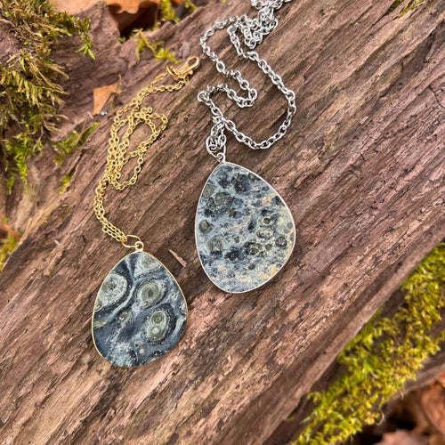 Kambaba Jasper Slice Necklace This necklace is made with a high-quality Kambaba Jasper stone which brings grounding and protection to the wearer. Kambaba Jasper calms the mind and promotes feelings of peace, reduces fear and increases self worth, bringing