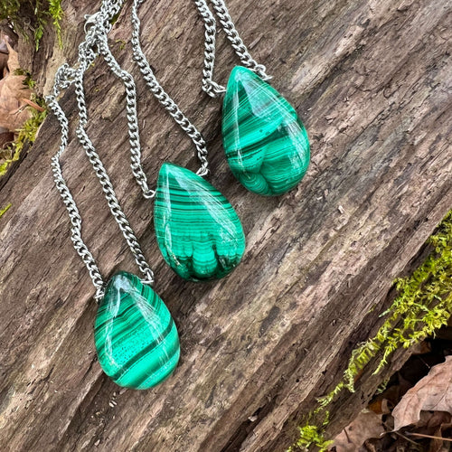 Malachite Teardrop Necklace This necklace is made with a high-quality (AAA grade) Malachite stone which brings protection and courage for transformation to the wearer and inspires calming and loving feelings.