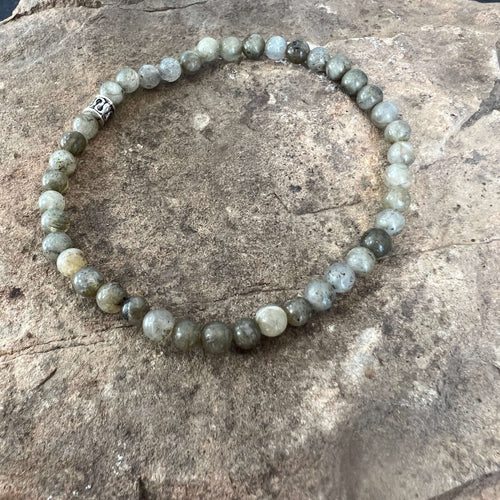 Labradorite Bracelet This bracelet is made with high-quality Labradorite gemstones which provide support and perseverance during times of change. Zodiac Signs: Sagittarius, Scorpio & Leo Chakras: Third Eye & Crown. Handmade with authentic crystals and gem