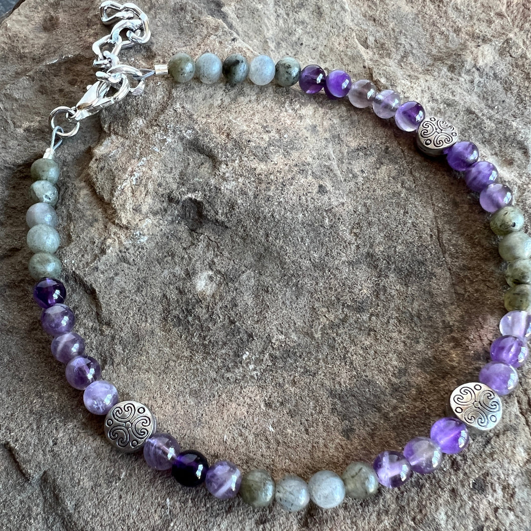 Amethyst and Labradorite Beaded Anklet This anklet is made with high-quality Amethyst and Labradorite stones which bring serenity and strength when facing change. Zodiac Signs: Sagittarius, Scorpio, and Leo. Chakras: Third Eye & Crown. Handmade with authe